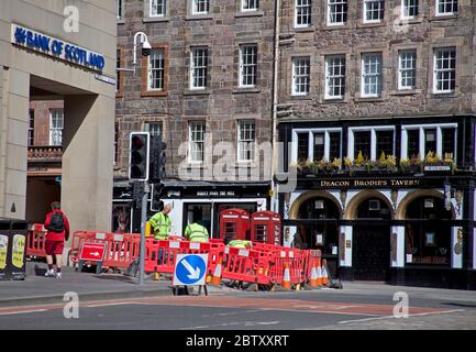 Edimburgo, Scozia, Regno Unito. 28 maggio 2020. L'ultimo giorno del Coronavirus Full Lockdown prima della fase 1 è introdotto dal primo ministro scozzese si prevede che lei annuncerà piani per alleviare alcune restrizioni, nella foto: I lavoratori tornano in uno dei lavori stradali sparsi in tutta la città, questi sul mercato di Lawnmarket, Royal Mile, per sostituire e riparare le utenze. Credit: Arch White/Alamy Live News. Foto Stock