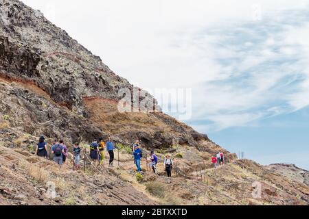 Ponta Sao Lourenco, Portogallo - 2020 maggio: Percorso escursionistico sovraffollato sulla Ponta de Sao Lourenco, Canical, Madeira. Foto Stock