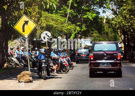 BALI, INDONESIA - 30 novembre 2019: Traffico scooter a Bali. Indonesia Foto Stock