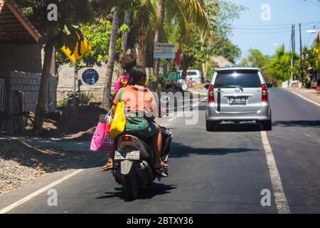 BALI, INDONESIA - 30 novembre 2019: Traffico scooter a Bali. Indonesia Foto Stock