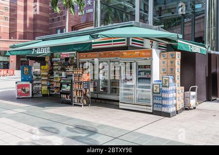 7-undici lungo frutteto strada, il commercio come al solito, ma la strada è vuota a causa dell'impatto del virus covid-19. Singapore. Foto Stock