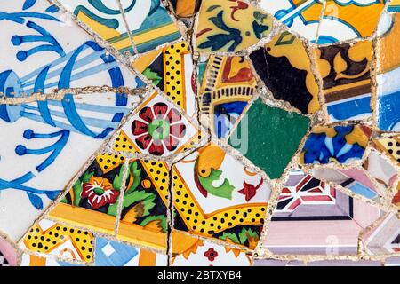 Dettaglio di Gaudí lavoro di mosaico nel banco a Park Guell, Barcellona, in Catalogna, Spagna Foto Stock