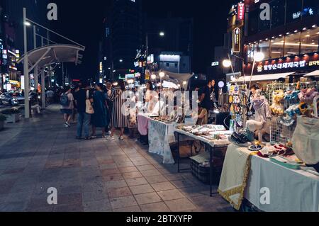 Busan, Corea del Sud, 14 settembre 2019: Vista del mercato coreano notturno con venditori locali e acquirenti Foto Stock