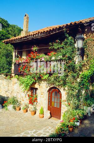 Facciata di casona, casa tradizionale. Sindaco di Barcena, Cantabria, Spagna. Foto Stock