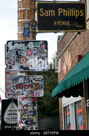 Sam Phillips Avenue sign in Memphis, Tennessee. Dedicato al pioniere del rock che ha aperto il Sun Studio il Jan 3, 1950 Foto Stock