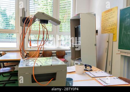 Classe di una vecchia scuola completa, tecnicamente e attrezzature non aggiornate, Essen, NRW, Germania Foto Stock