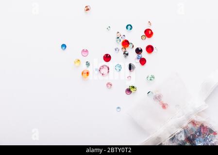 Vetro gemme luminose fuori dalla borsa piccola Foto Stock