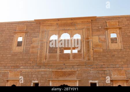 Vista di case abbandonate di Kuldhara villaggio a Jaisalmer, Rajasthan. Si dice che questo villaggio è maledetto e quindi nessun umano potrebbe vivere qui. Foto Stock