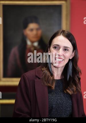 (200528) -- WELLINGTON, 28 maggio 2020 (Xinhua) -- il primo ministro neozelandese Jacinda Ardern parla alla galleria d'arte del museo nazionale 'te Papa' a Wellington, Nuova Zelanda, 28 maggio 2020. Il museo nazionale neozelandese "te Papa" ha riaperto giovedì dopo la chiusura per più di due mesi per proteggere il pubblico dal rischio di COVID-19. Il museo nazionale è chiuso il 20 marzo. La chiusura di 68 giorni è la più lunga della storia del museo. A te Papa giovedì, il primo ministro Jacinda Ardern ha annunciato che il museo riceverà altri 18 milioni di dollari neozelandesi (11 dollari USA) Foto Stock