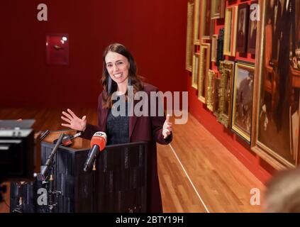 (200528) -- WELLINGTON, 28 maggio 2020 (Xinhua) -- il primo ministro neozelandese Jacinda Ardern parla alla galleria d'arte del museo nazionale 'te Papa' a Wellington, Nuova Zelanda, 28 maggio 2020. Il museo nazionale neozelandese "te Papa" ha riaperto giovedì dopo la chiusura per più di due mesi per proteggere il pubblico dal rischio di COVID-19. Il museo nazionale è chiuso il 20 marzo. La chiusura di 68 giorni è la più lunga della storia del museo. A te Papa giovedì, il primo ministro Jacinda Ardern ha annunciato che il museo riceverà altri 18 milioni di dollari neozelandesi (11 dollari USA) Foto Stock