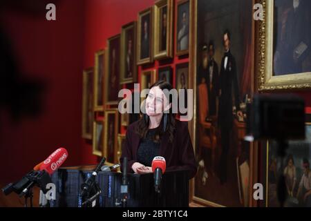 (200528) -- WELLINGTON, 28 maggio 2020 (Xinhua) -- il primo ministro neozelandese Jacinda Ardern parla alla galleria d'arte del museo nazionale 'te Papa' a Wellington, Nuova Zelanda, 28 maggio 2020. Il museo nazionale neozelandese "te Papa" ha riaperto giovedì dopo la chiusura per più di due mesi per proteggere il pubblico dal rischio di COVID-19. Il museo nazionale è chiuso il 20 marzo. La chiusura di 68 giorni è la più lunga della storia del museo. A te Papa giovedì, il primo ministro Jacinda Ardern ha annunciato che il museo riceverà altri 18 milioni di dollari neozelandesi (11 dollari USA) Foto Stock