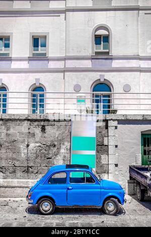 auto d'epoca sfondo verticale in italia villaggio colore selettivo Foto Stock