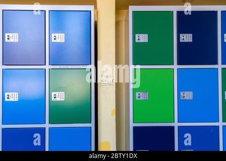 Armadietti scolastici in una vecchia scuola completa, tecnicamente e attrezzature non aggiornate, Essen, NRW, Germania Foto Stock