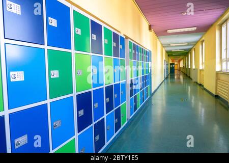 Armadietti scolastici in una vecchia scuola completa, tecnicamente e attrezzature non aggiornate, Essen, NRW, Germania Foto Stock