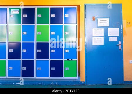 Armadietti scolastici in una vecchia scuola completa, tecnicamente e attrezzature non aggiornate, Essen, NRW, Germania Foto Stock