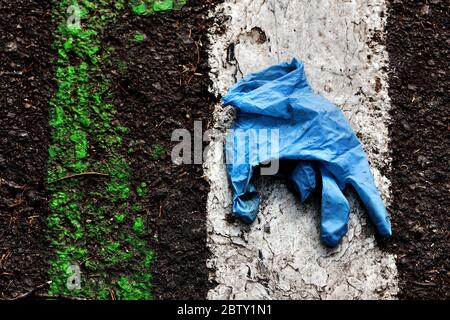 Guanto in lattice scartato. Foto Stock