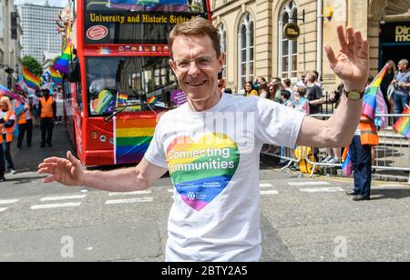 Andy Street Mayor delle West Midlands che partecipa alla sfilata di Birmingham Gay Pride 2019. Foto Stock