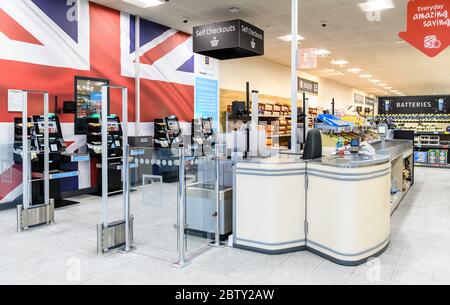 Check-out self-service in un supermercato Aldi a Tamworth, Staffordshire, Inghilterra, Regno Unito. Foto Stock