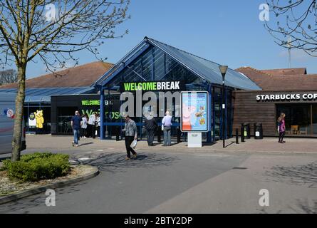 La stazione di servizio dell'autostrada Welcome Break sulla M40 vicino a Warwick. Foto Stock