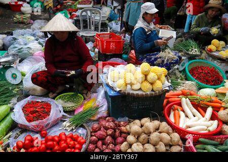 Donna che vende i vegatables freschi al mercato, Quy Nhon, Vietnam, Indocina, Sud-est asiatico, Asia Foto Stock