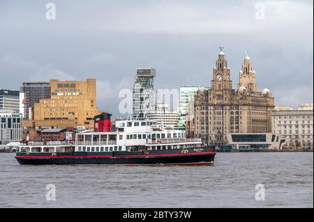 Il traghetto Mersey Royal Iris navigava sul lungomare di Liverpool, Liverpool, Merseyside, Inghilterra, Regno Unito, Europa Foto Stock