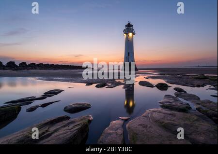 Faro di Perch Rock con splendido tramonto, New Brighton, Cheshire, Inghilterra, Regno Unito, Europa Foto Stock