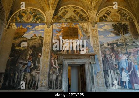 Affreschi di Andrea Mantegna sulla parete ovest della Camera degli sposi, Palazzo Ducale di Mantova, Lombardia, Italia, Europa Foto Stock