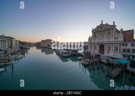 Stazione ferroviaria di Venezia, Santa Maria di Nazareth e il Canal Grande durante la chiusura di Coronavirus, Venezia, Patrimonio dell'Umanità dell'UNESCO, Veneto, IT Foto Stock