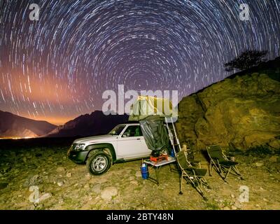 Camping fuori sotto le stelle nel Sultanato di Oman, Medio Oriente Foto Stock