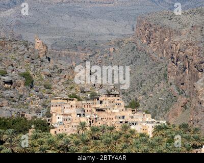 Le palme da dattero circondano il vecchio villaggio di al Misfah, Sultanato dell'Oman, Medio Oriente Foto Stock