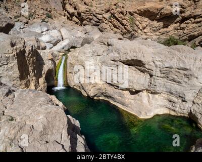 Cascata che cade in piscine naturali a Wadi Bani Khalid, Sultanato di Oman, Medio Oriente Foto Stock