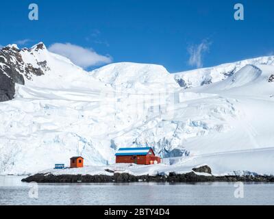 La stazione di ricerca argentina base marrone a Paradise Harbour, Antartide, regioni polari Foto Stock