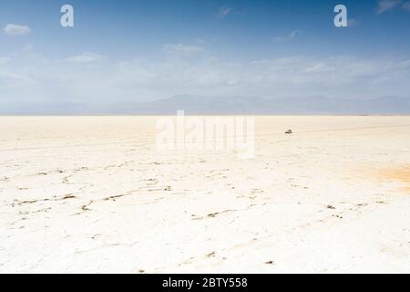 Fuoristrada veicolo che attraversa il deserto verso le miniere di sale di Dallol, vista aerea, depressione Danakil, Afar Regione, Etiopia, Africa Foto Stock