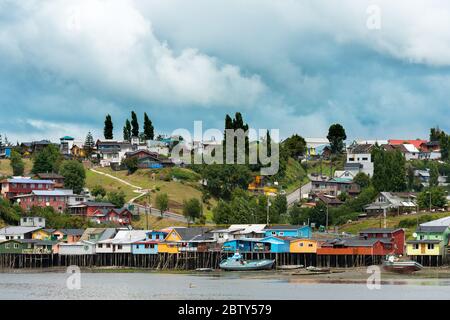 Tradizionale Palafitte noto come Palafitos in Castro, Isola di Chiloe, Cile Foto Stock