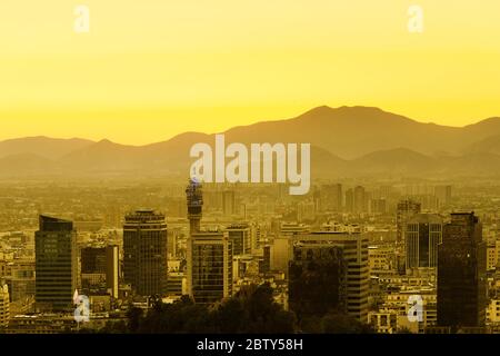 Skyline della città del centro storico e del centro civico di Santiago del Cile. Foto Stock