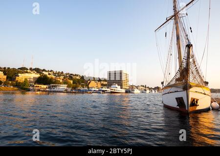 Nave al molo di Lake Union Park, Cascade District, Seattle, Washington state, Stati Uniti Foto Stock