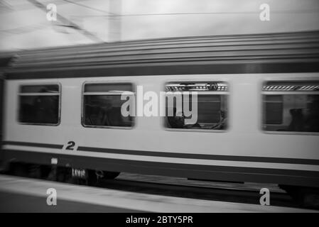 teni, italia maggio 28 2020 :treni in panning alla stazione in velocità con persone all'interno Foto Stock