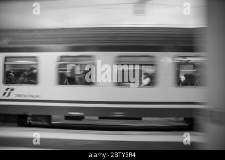 teni, italia maggio 28 2020 :treni in panning alla stazione in velocità con persone all'interno Foto Stock