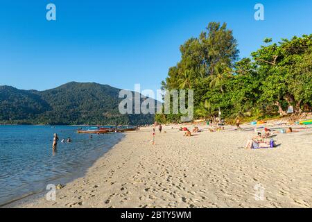 Sunset Beach a Koh Lipe, Parco Nazionale di Tarutao, Thailandia, Sud-est asiatico, Asia Foto Stock