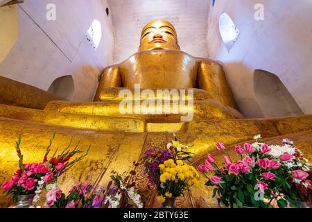 Buddha seduto nel tempio di Manuha, Bagan (Pagan), Myanmar (Birmania), Asia Foto Stock