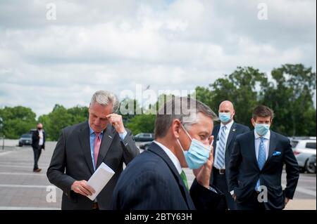 Kevin McCarthy (R-California, centro destra) attende per avere una disponibilità di media con la Rep. Steve Scalise (R-LA), la Presidente della Conferenza della Camera dei deputati della GOP Liz Cheney (R-WY) e altri, Annunciare che i leader repubblicani hanno presentato una causa contro il Presidente della Camera Nancy Pelosi e i funzionari del Congresso nel tentativo di impedire alla Camera dei rappresentanti di utilizzare un sistema di voto per procura per consentire il voto remoto durante la pandemia del coronavirus, al di fuori del Campidoglio degli Stati Uniti a Washington, DC., Mercoledì, 27 maggio 2020. Credit: Rod Lammey/CNP /MediaPunch Foto Stock