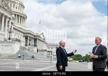 Kevin McCarthy (R-California, destra) parla con la Rep. Steve Scalise (R-LA, sinistra) Prima di essere disponibili per i media per annunciare che i leader repubblicani hanno presentato una causa contro il presidente della Camera Nancy Pelosi e i funzionari del Congresso nel tentativo di impedire alla Camera dei rappresentanti di utilizzare un sistema di voto per procura per consentire il voto remoto durante la pandemia del coronavirus, Fuori dal Campidoglio degli Stati Uniti a Washington, DC., mercoledì 27 maggio 2020. Credit: Rod Lammey/CNP /MediaPunch Foto Stock