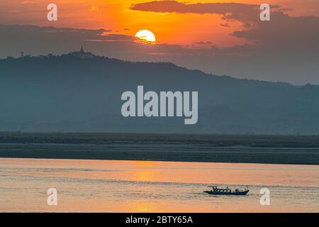 Tramonto sul fiume Irrawaddy, Bagan (Pagan), Myanmar (Birmania), Asia Foto Stock