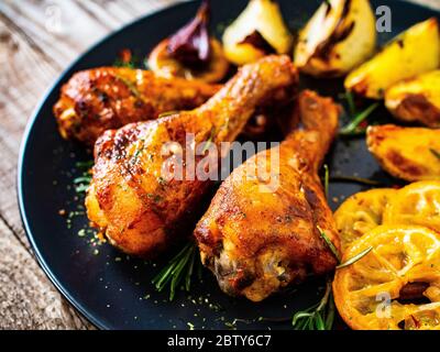 Costolette di pollo grigliate con patate e cipolle al forno Foto Stock