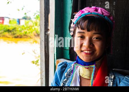 Donna dal collo lungo di Padaung Tribe, Lago Inle, Stato Shan, Myanmar (Birmania), Asia Foto Stock