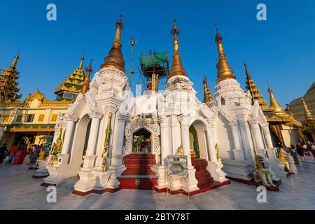 Guglie d'oro nella pagoda Shwedagon, Yangon (Rangoon), Myanmar (Birmania), Asia Foto Stock