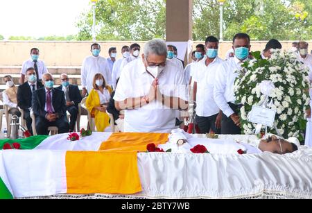 Colombo, Sri Lanka. 28 Maggio 2020. (NOTA PER LA REDAZIONE: Immagine della morte) il presidente dello Sri Lanka Gotabhaya Rajapaksa (C) presenta una corona per onorare i suoi omaggi durante i funerali del leader sindacale dei lavoratori del Congresso di Ceylon, Arumugam Thondaman, al Parlamento nazionale di Colombo. Thondaman, leader di minoranze tamil di recente origine indiana ed ex ministro, è morto all'età di 56 anni a causa di un attacco di cuore il 26 maggio. (Foto di Saman Abesiriwardana/Pacific Press) Credit: Pacific Press Agency/Alamy Live News Foto Stock