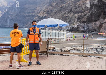 Playa de los Guios, Los Gigantes, Santiago del Teide, Tenerife, Isole Canarie, Spagna. 28 maggio 2020. Accesso controllato per gli utenti della spiaggia durante la seconda fase di de-escalation del Covid 19, coronavirus stato di emergenza. Foto Stock