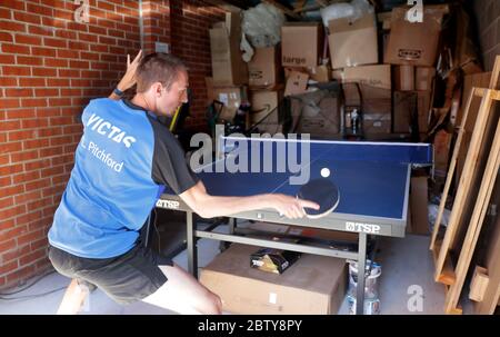 Il giocatore di Ping-pong Liam Pitchford della Gran Bretagna e del Team GB pratica a casa sua nel Nottinghamshire. Foto Stock