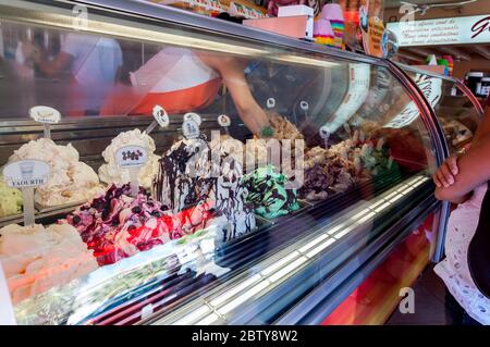 Una varietà di gelati freschi con diversi sapori in esposizione, Francia Foto Stock